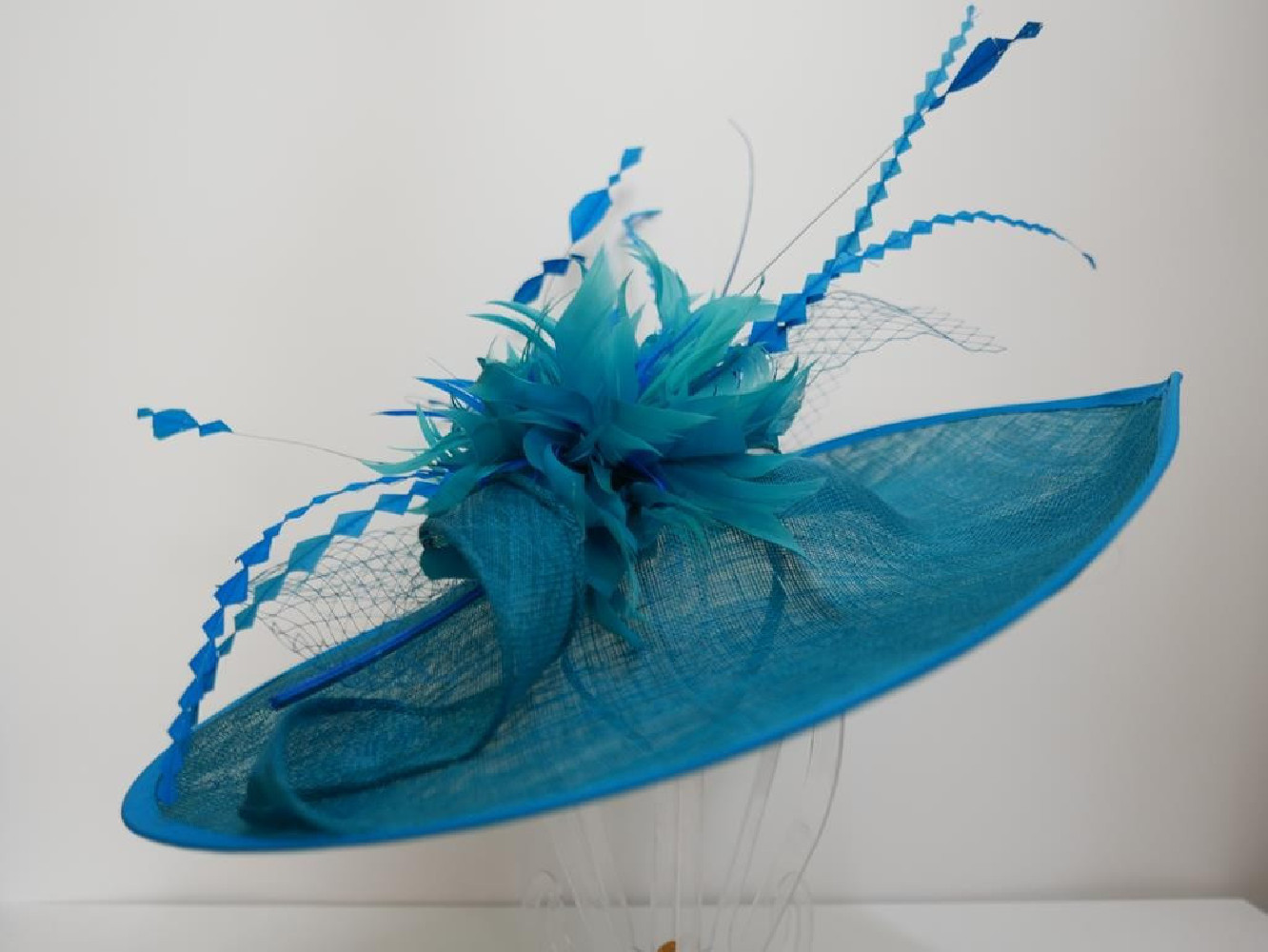Turkusowy kapelusz koktajlowy dysk z sinamay z piórami i woalką