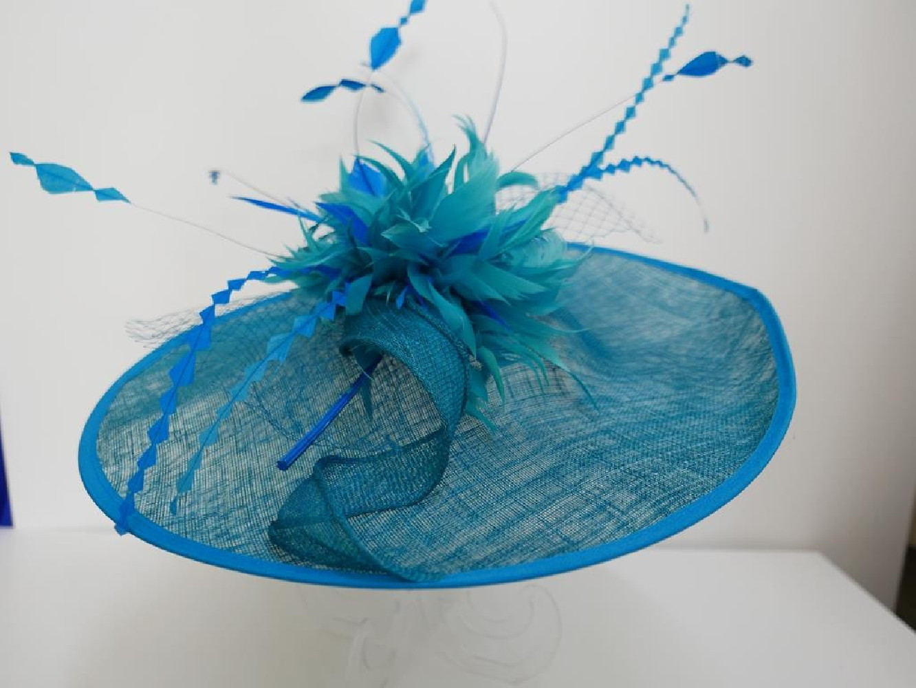 Turkusowy kapelusz koktajlowy dysk z sinamay z piórami i woalką