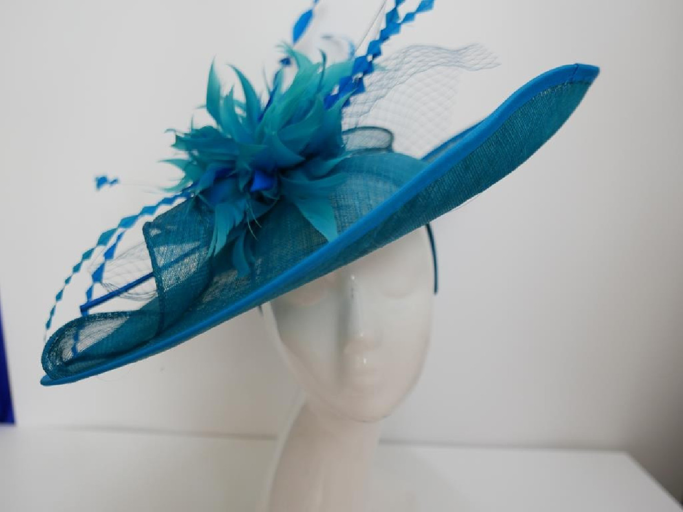 Turkusowy kapelusz koktajlowy dysk z sinamay z piórami i woalką