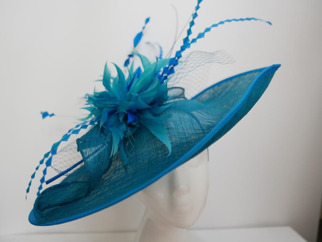 Turkusowy kapelusz koktajlowy dysk z sinamay z piórami i woalką