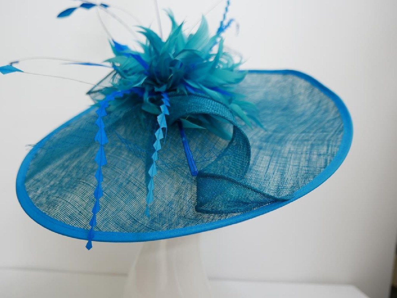 Turkusowy kapelusz koktajlowy dysk z sinamay z piórami i woalką