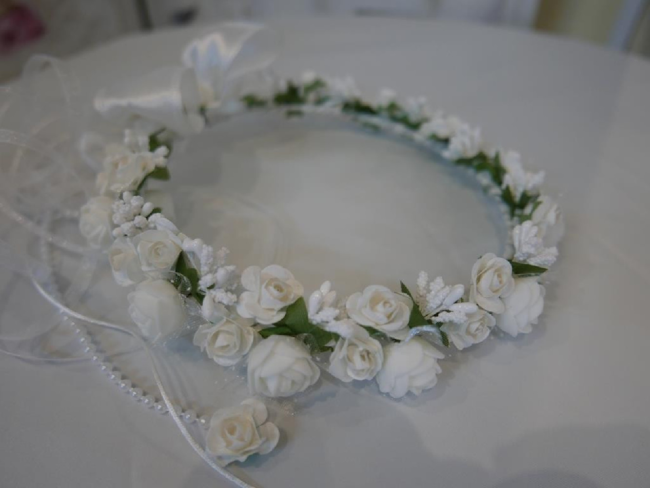 Biały wianek z kwiatów jak żywe