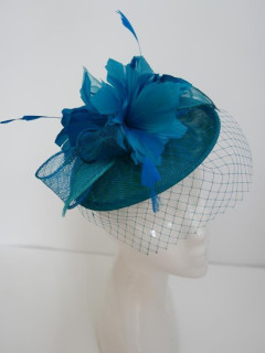 Morski kapelusik koktailowy z lnu z piórami na przepasce