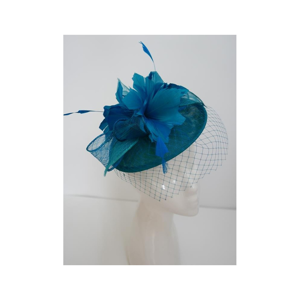 Morski kapelusik koktailowy z lnu z piórami na przepasce