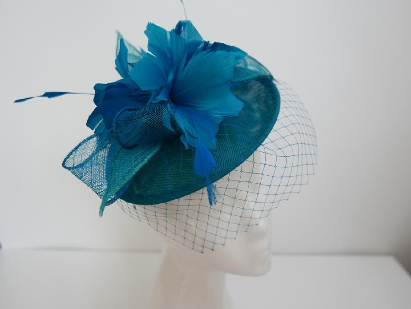 Morski kapelusik koktailowy z lnu z piórami na przepasce