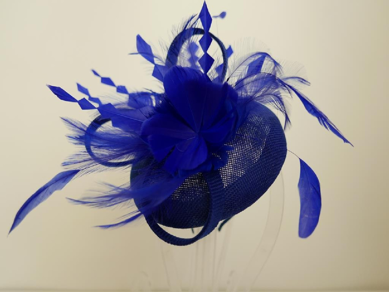 Royal blue fascynator z lnu i piór na przepasce