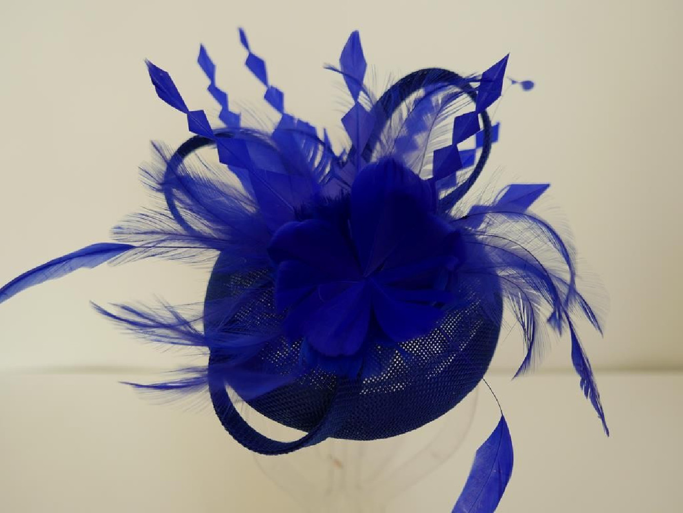 Royal blue fascynator z lnu i piór na przepasce