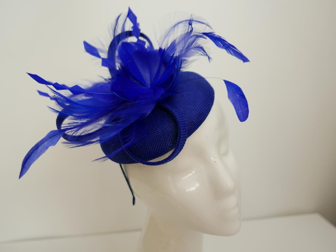 Royal blue fascynator z lnu i piór na przepasce