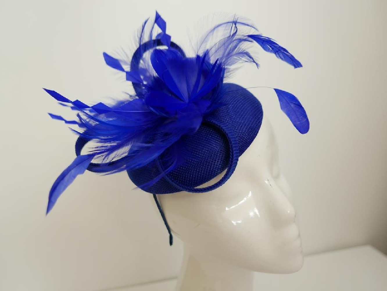 Royal blue fascynator z lnu i piór na przepasce