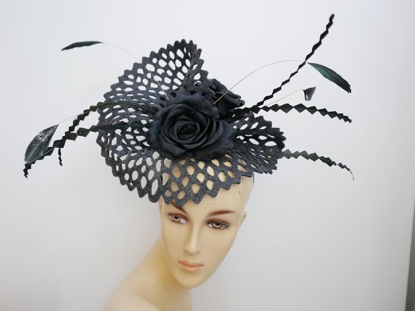 Stalowy fascynator z piórami Ascot Derby