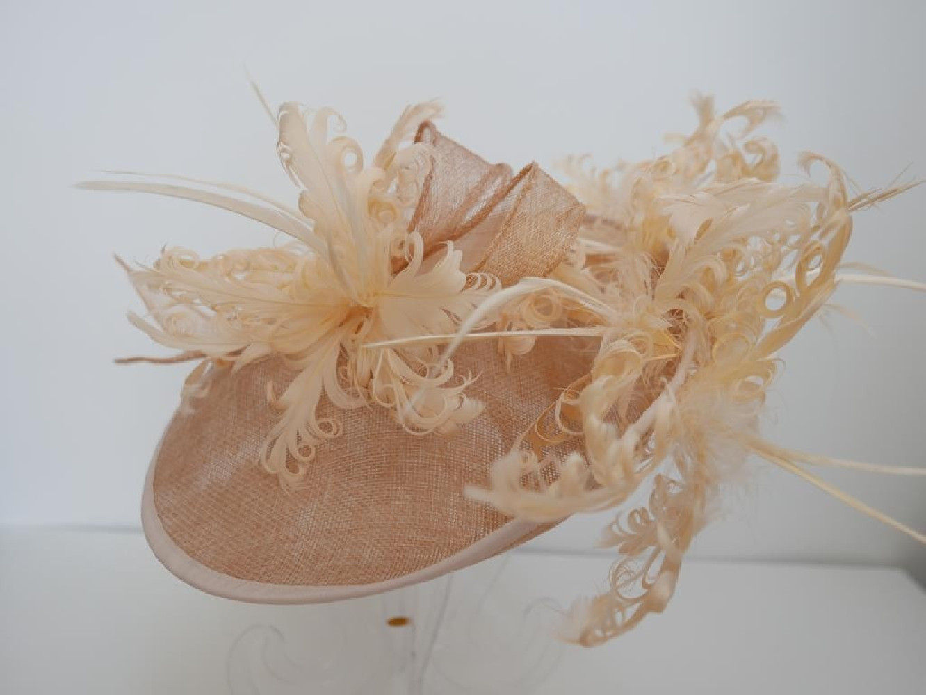 Brzoskwiniowy kapelusz koktajlowy z lnu i piór