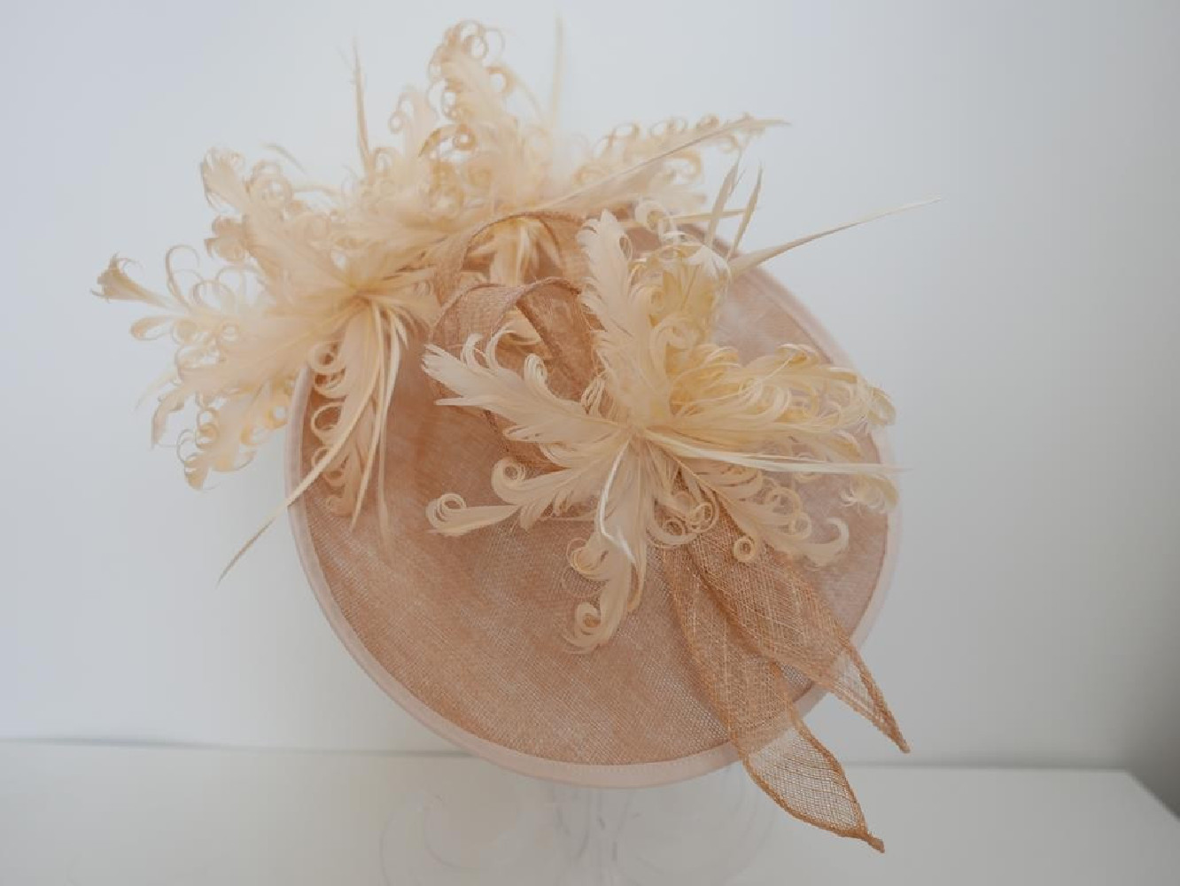 Brzoskwiniowy kapelusz koktajlowy z lnu i piór
