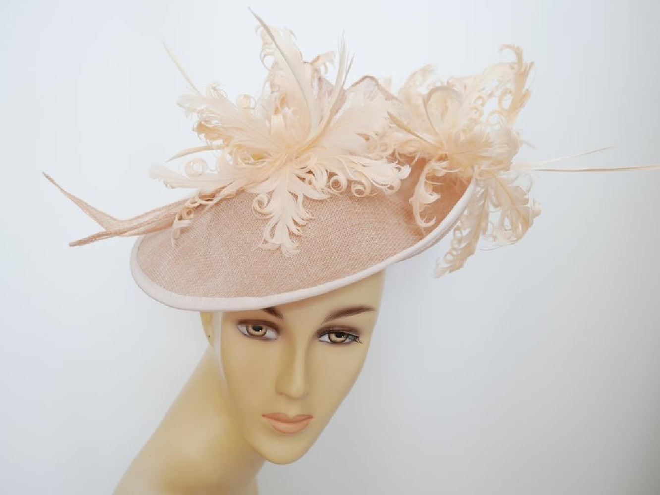 Brzoskwiniowy kapelusz koktajlowy z lnu i piór