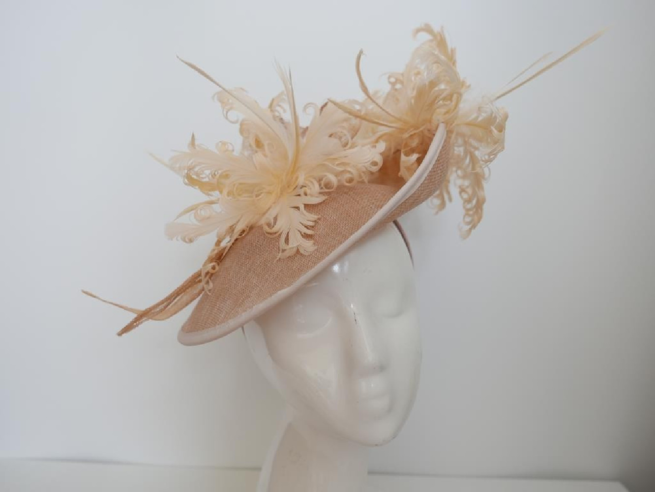 Brzoskwiniowy kapelusz koktajlowy z lnu i piór