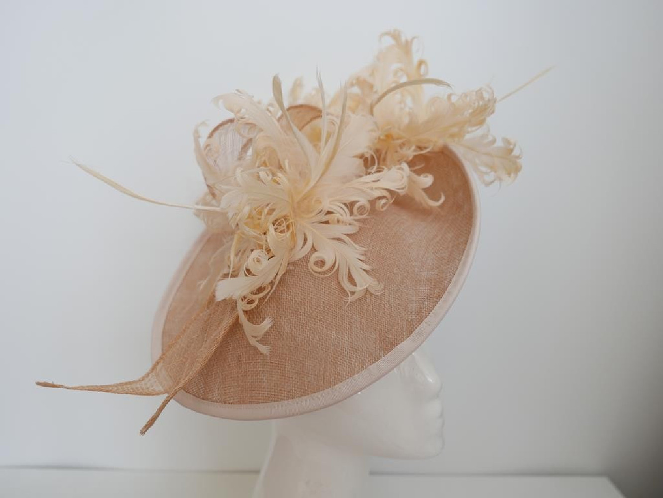 Brzoskwiniowy kapelusz koktajlowy z lnu i piór