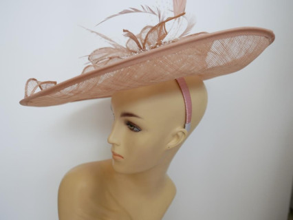 Pudrowy kapelusz koktajlowy dysk z sinamay z piórami i woalką