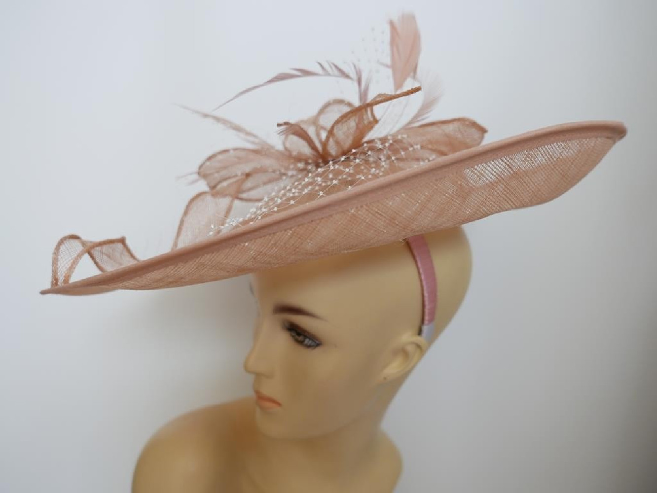 Pudrowy kapelusz koktajlowy dysk z sinamay z piórami i woalką