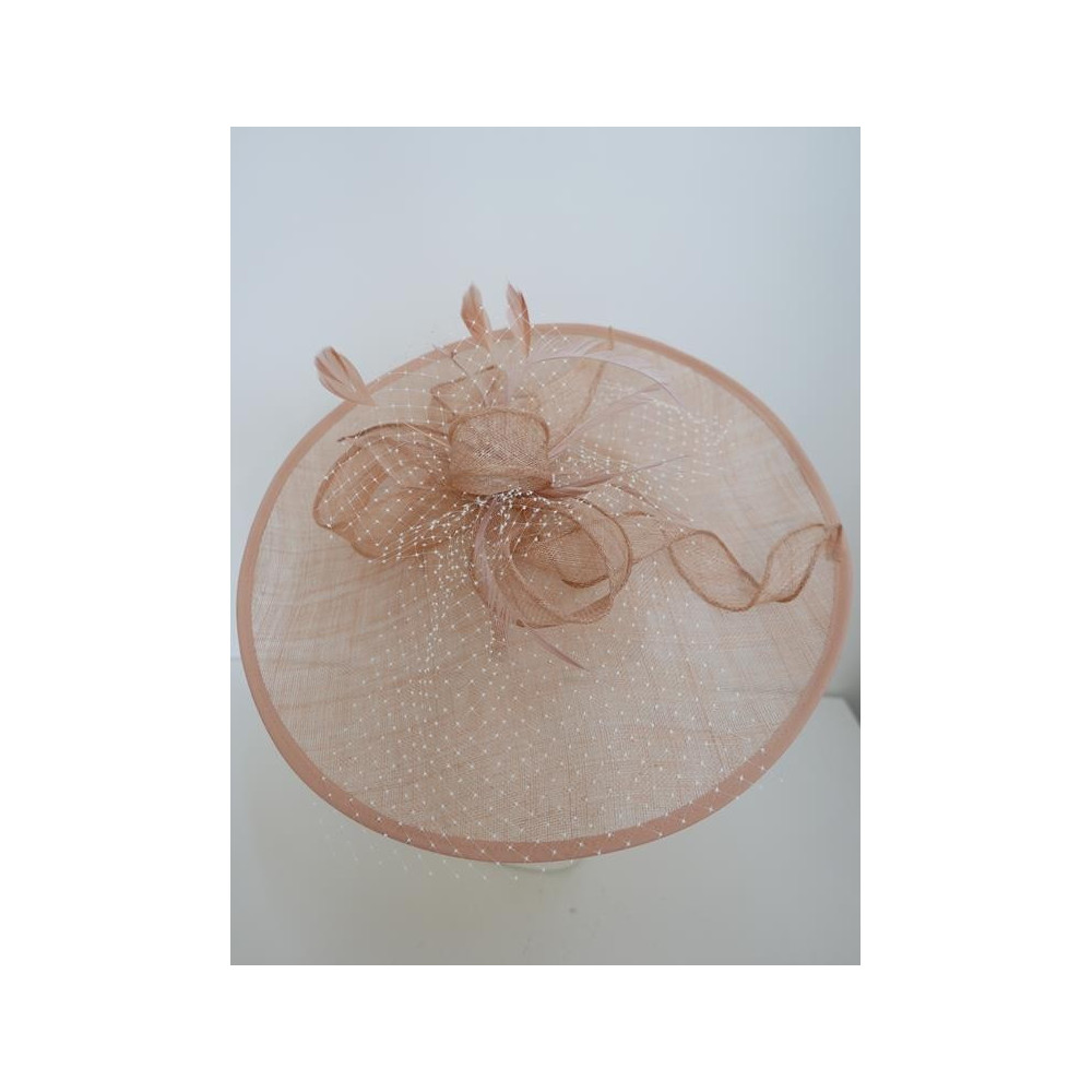 Pudrowy kapelusz koktajlowy dysk z sinamay z piórami i woalką