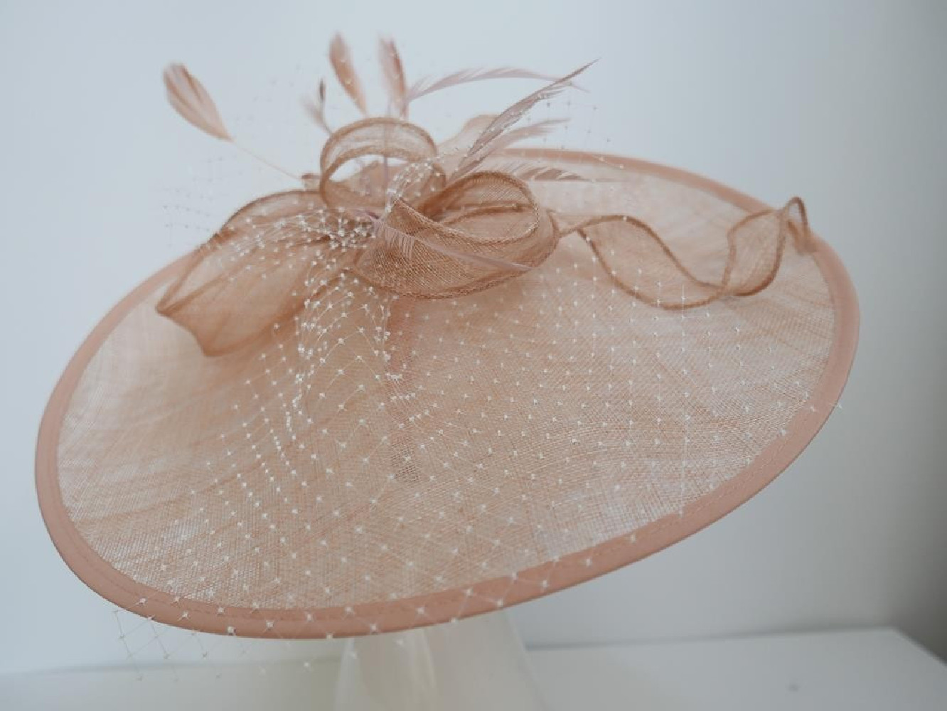 Pudrowy kapelusz koktajlowy dysk z sinamay z piórami i woalką
