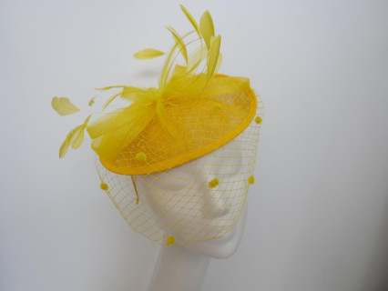 Żółty kapelusik koktajlowy z woalką, z lnu na przepasce
