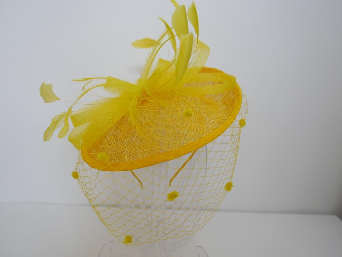 Żółty kapelusik koktajlowy z woalką, z lnu na przepasce
