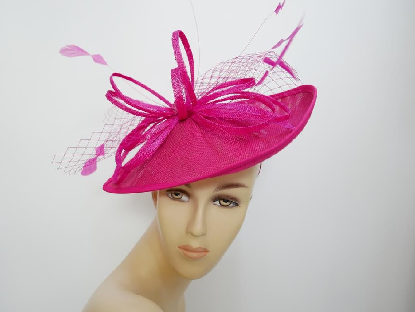 Fuksja kapelusz koktajlowy z lnu