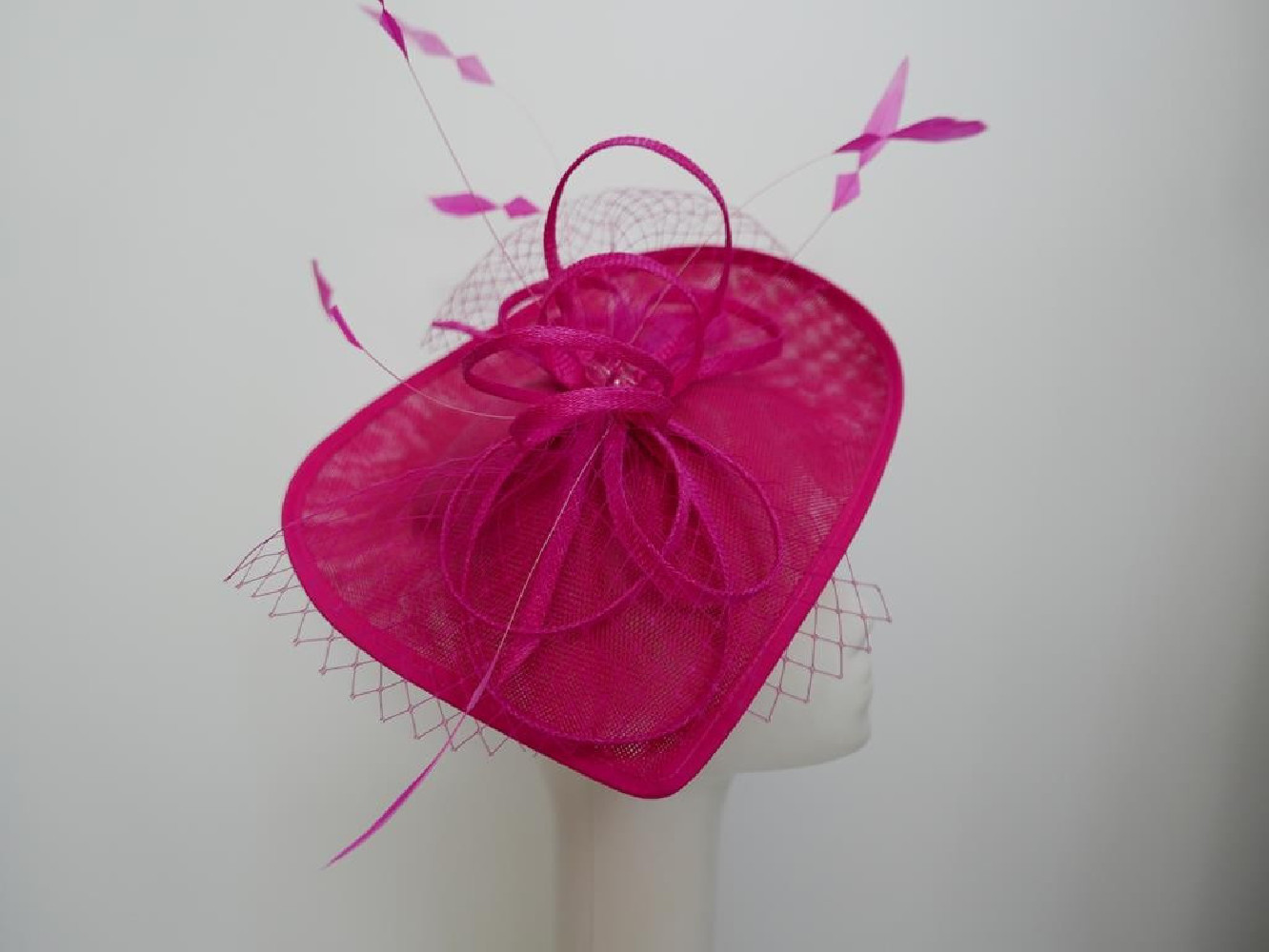 Fuksja kapelusz koktajlowy z lnu