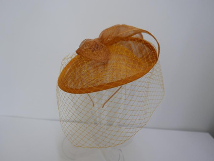 Miodowy kapelusik koktajlowy z woalką, z lnu na przepasce