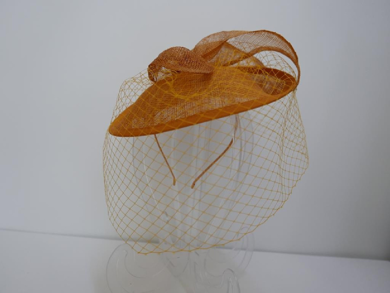 Miodowy kapelusik koktajlowy z woalką, z lnu na przepasce