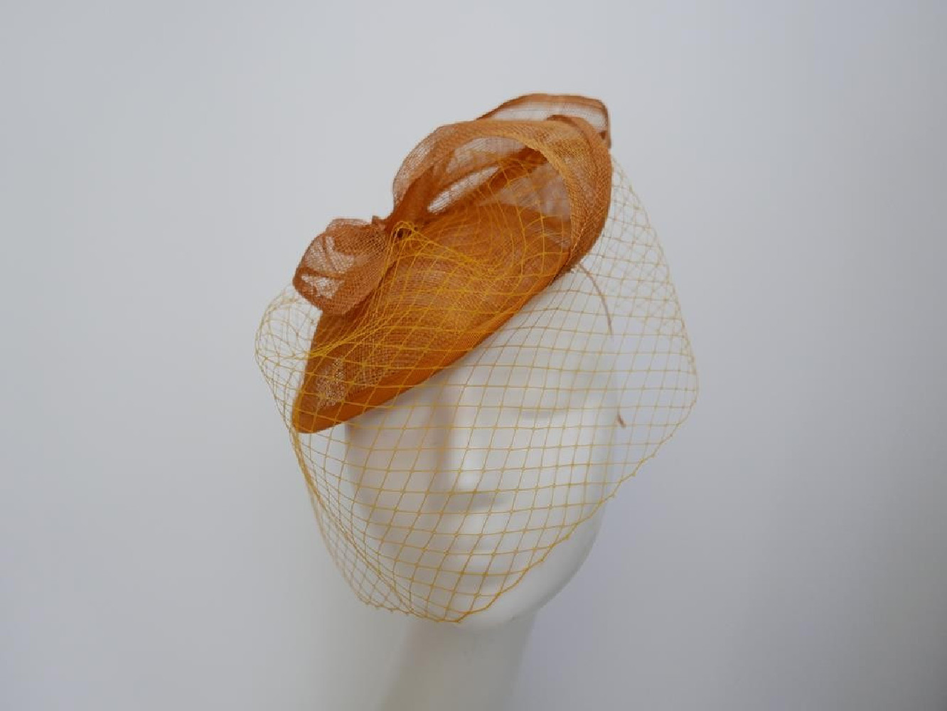 Miodowy kapelusik koktajlowy z woalką, z lnu na przepasce