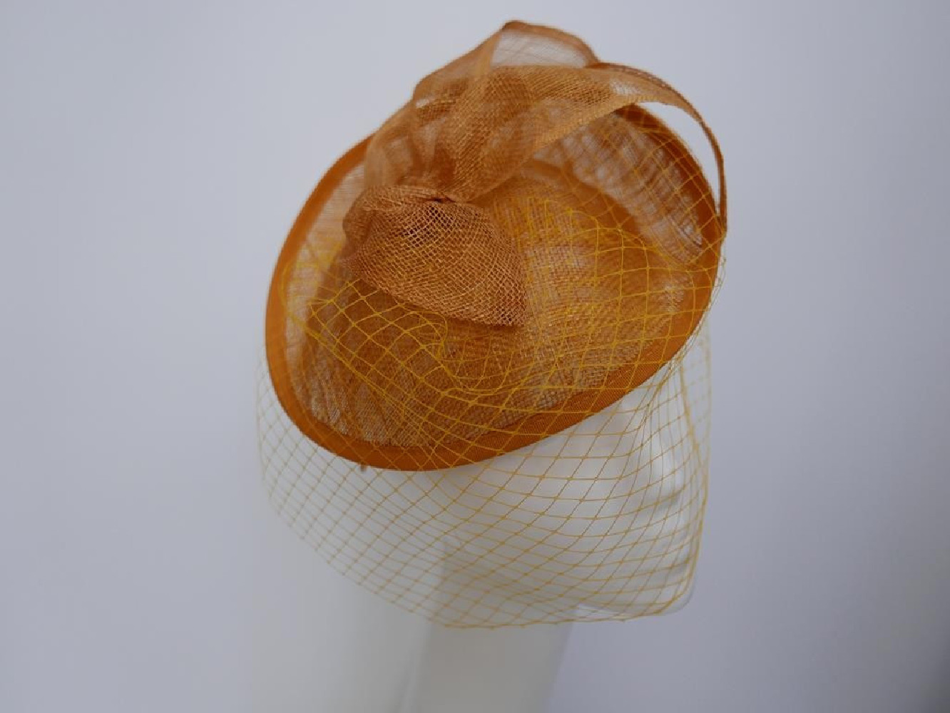 Miodowy kapelusik koktajlowy z woalką, z lnu na przepasce