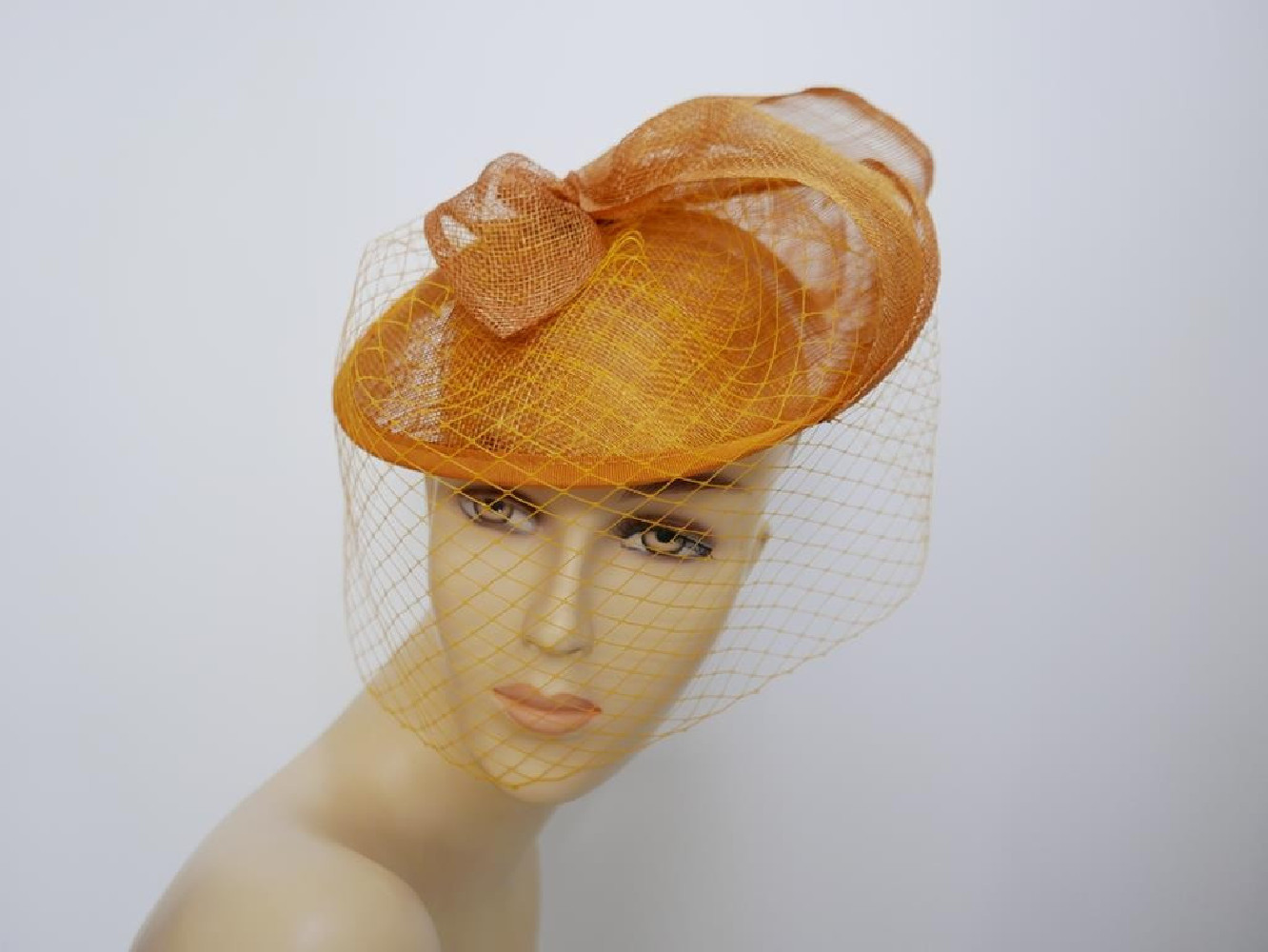 Miodowy kapelusik koktajlowy z woalką, z lnu na przepasce
