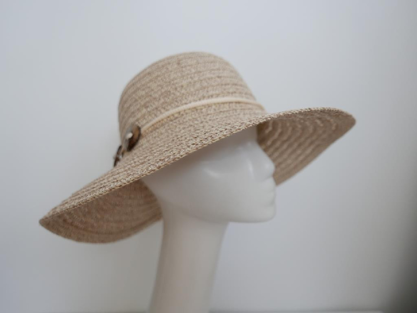 Beżowy słomkowy letni  kapelusz  58-59 cm