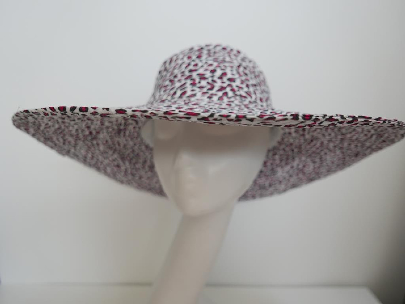Czerwony wzór letni  kapelusz  tkanina 58-60 cm
