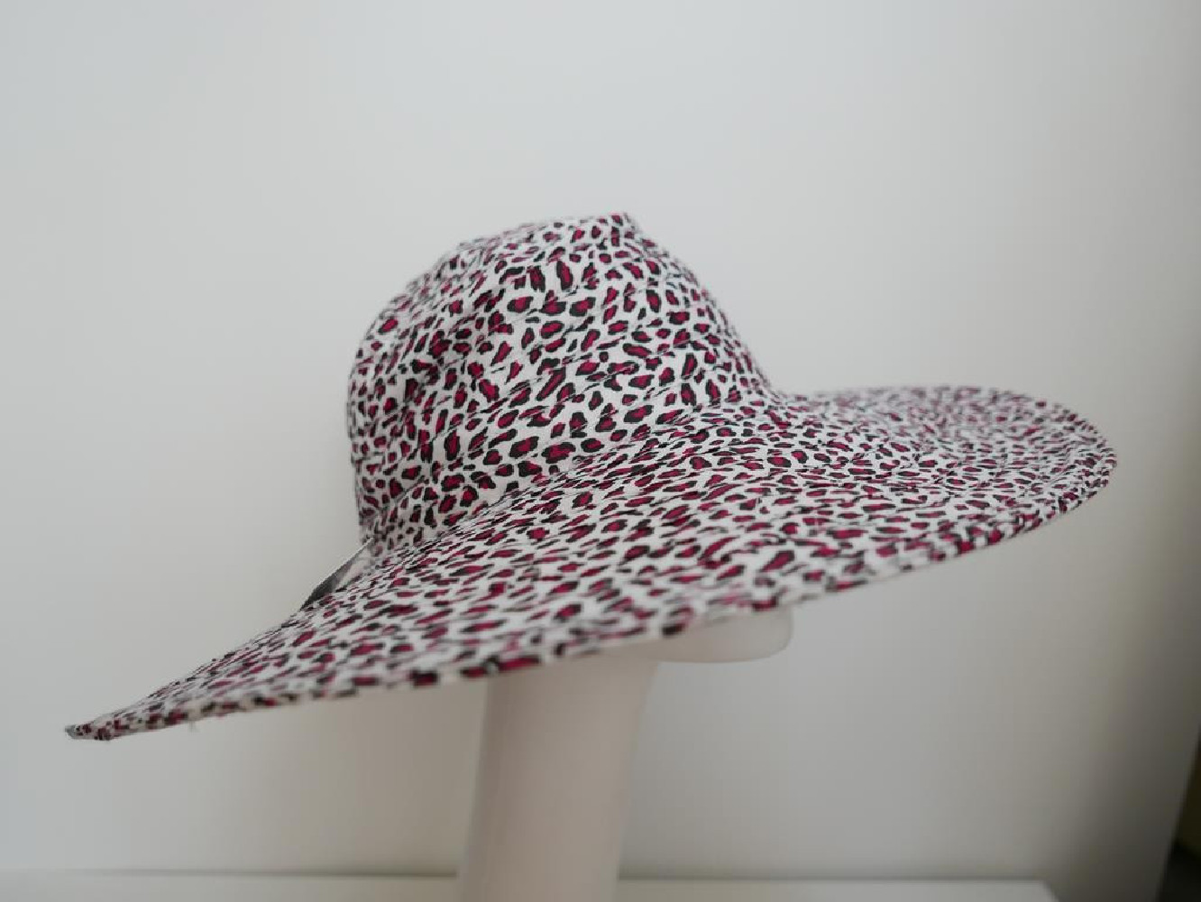 Czerwony wzór letni  kapelusz  tkanina 58-60 cm