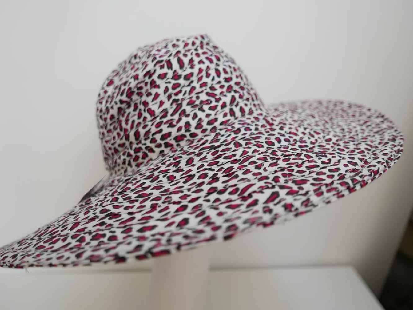 Czerwony wzór letni  kapelusz  tkanina 58-60 cm