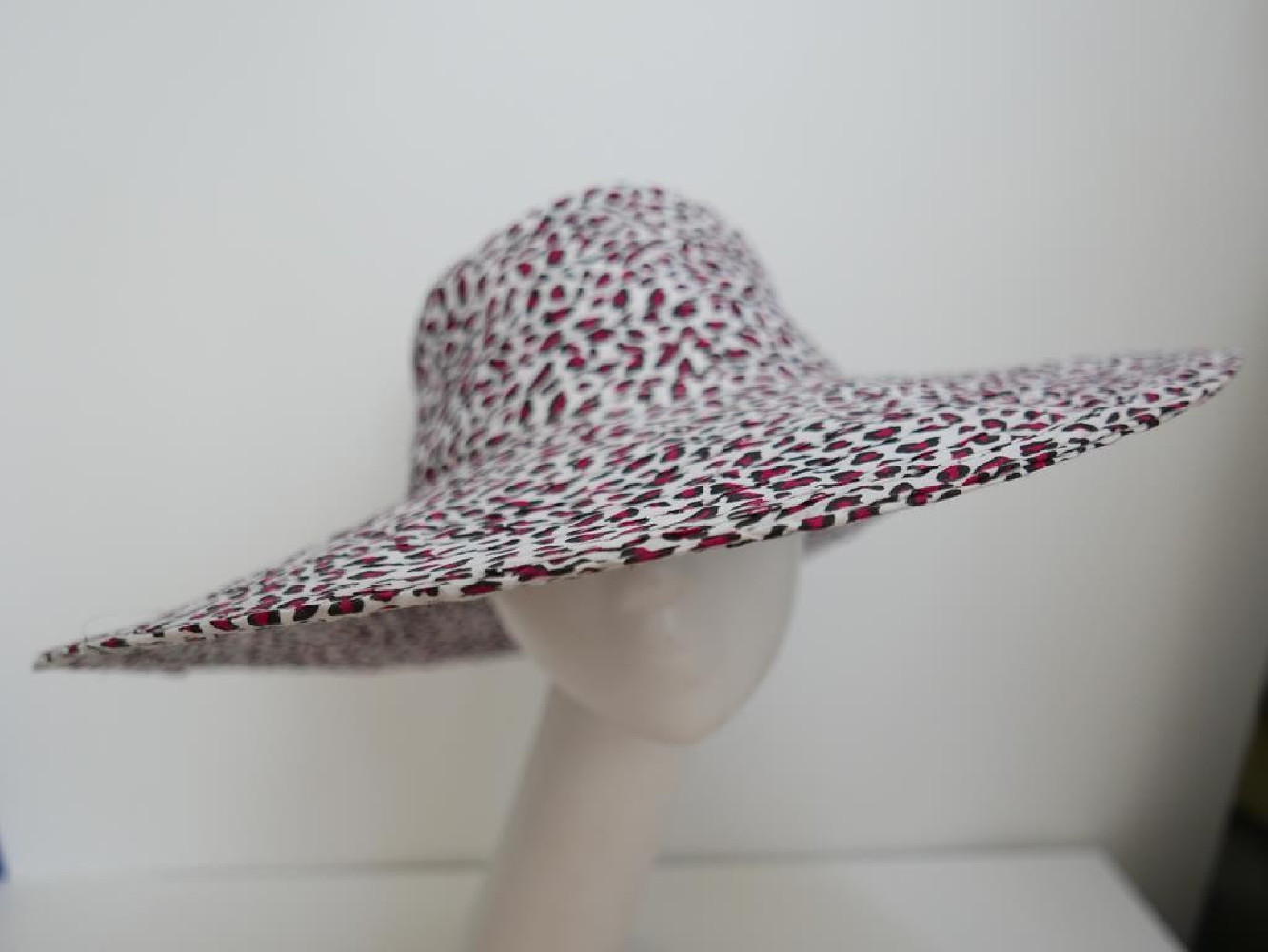 Czerwony wzór letni  kapelusz  tkanina 58-60 cm