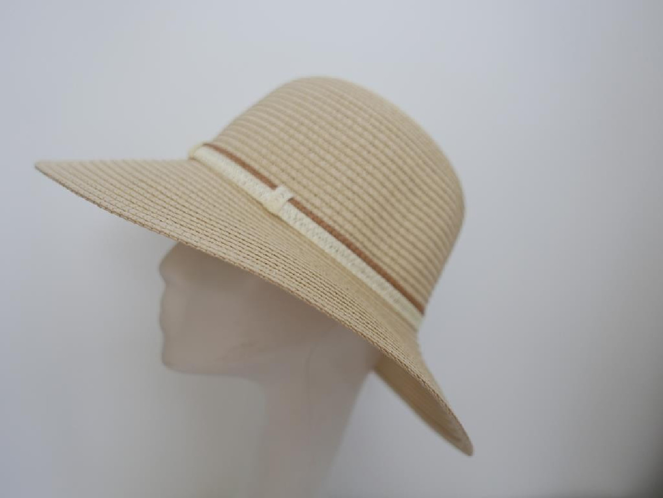 Beżowy słomkowy letni  kapelusz  55-56 cm