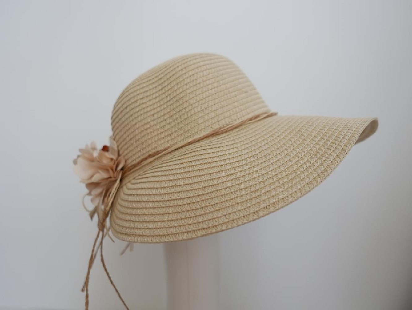 Beżowy słomkowy letni  kapeluszdo 57 cm