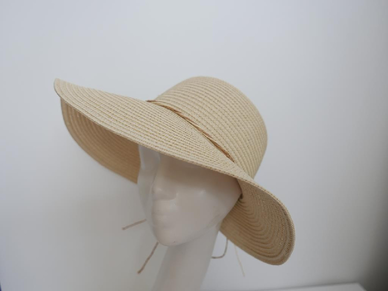 Beżowy słomkowy letni  kapeluszdo 57 cm