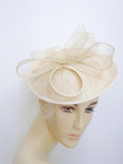 Beżowo złoty kapelusik koktailowy z lnu i sinamay z woalką