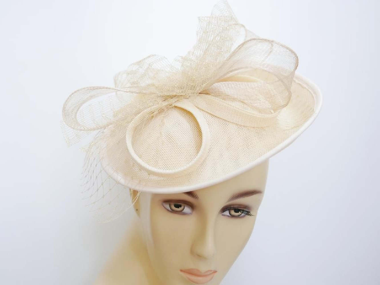 Beżowo złoty kapelusik koktailowy z lnu i sinamay z woalką