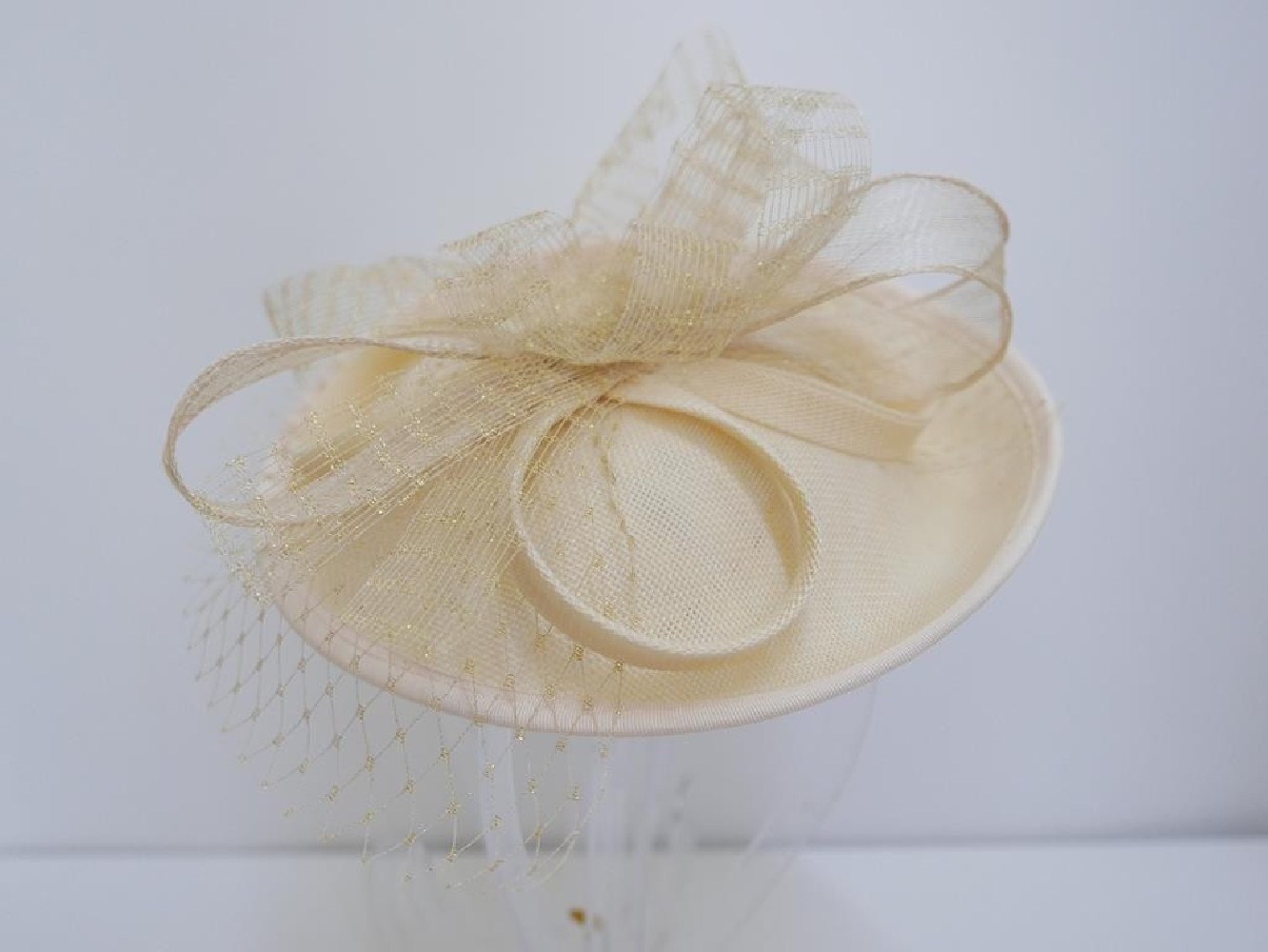 Beżowo złoty kapelusik koktailowy z lnu i sinamay z woalką