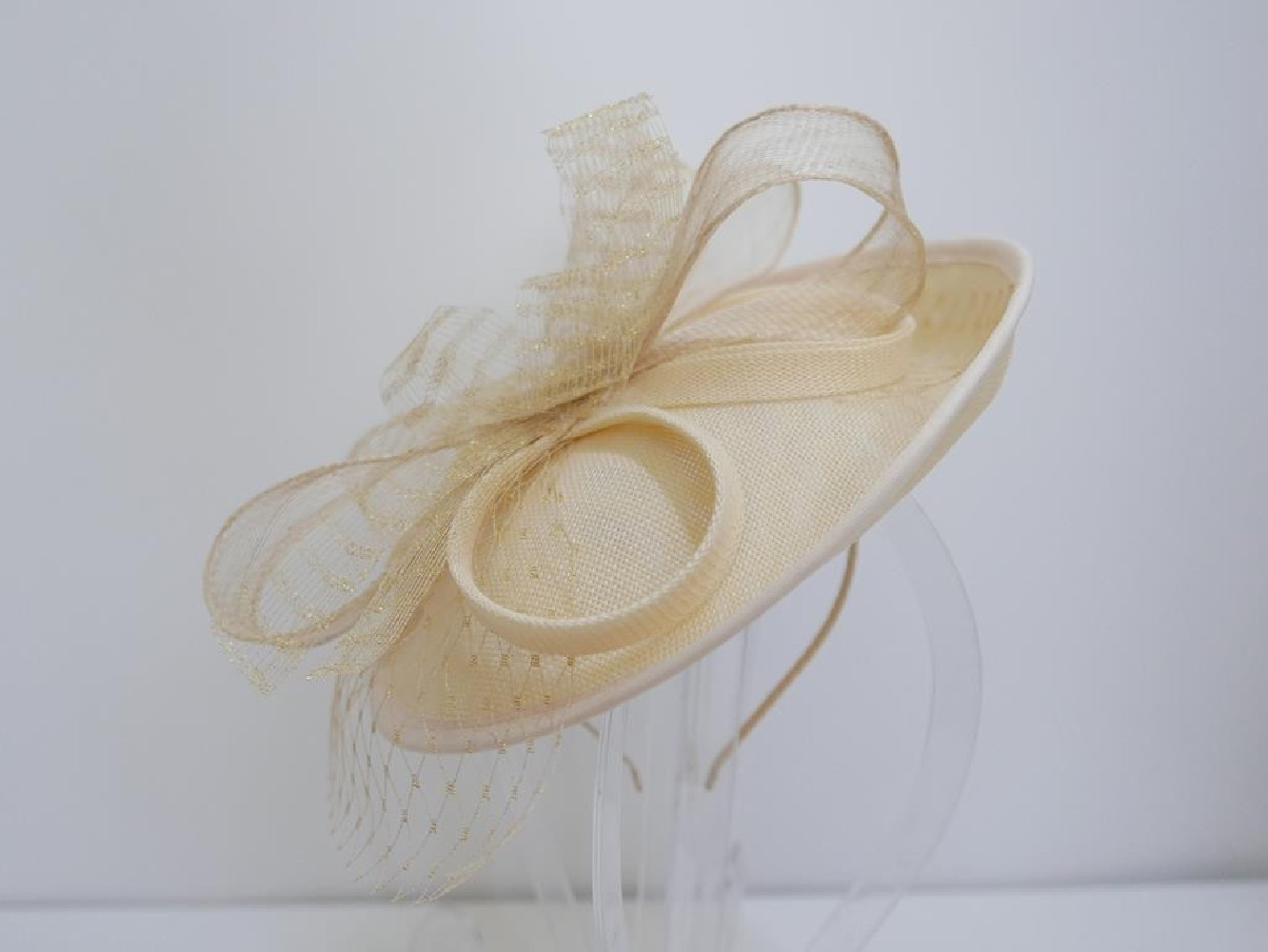 Beżowo złoty kapelusik koktailowy z lnu i sinamay z woalką