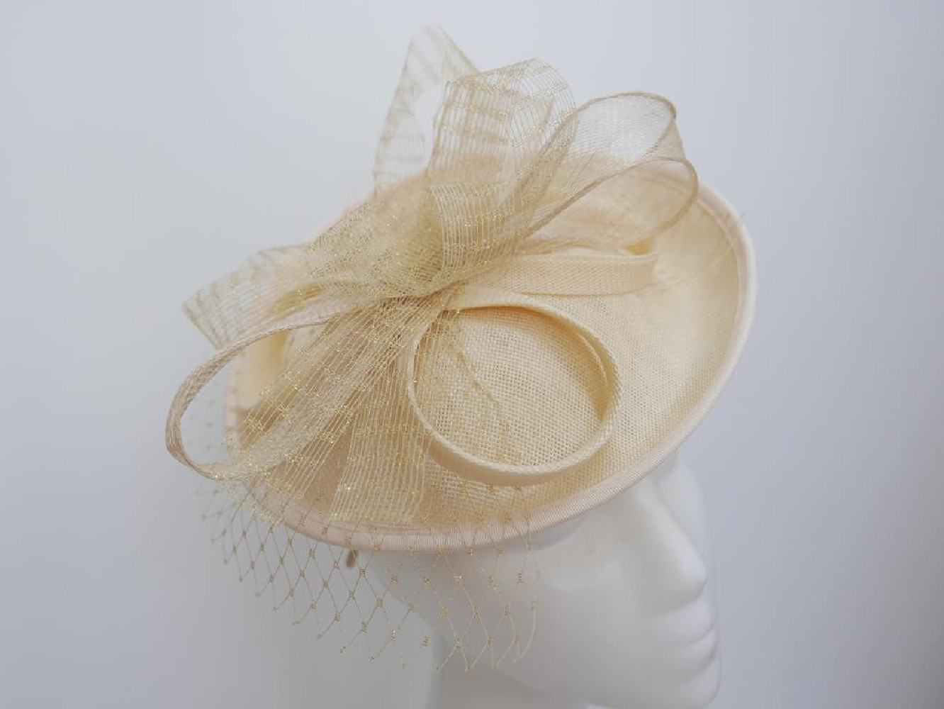 Beżowo złoty kapelusik koktailowy z lnu i sinamay z woalką