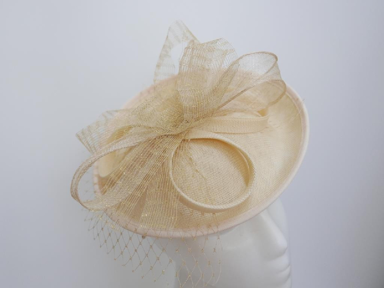 Beżowo złoty kapelusik koktailowy z lnu i sinamay z woalką