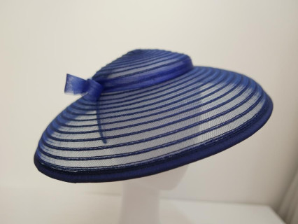 Granatowy kapelusz koktajlowy dysk