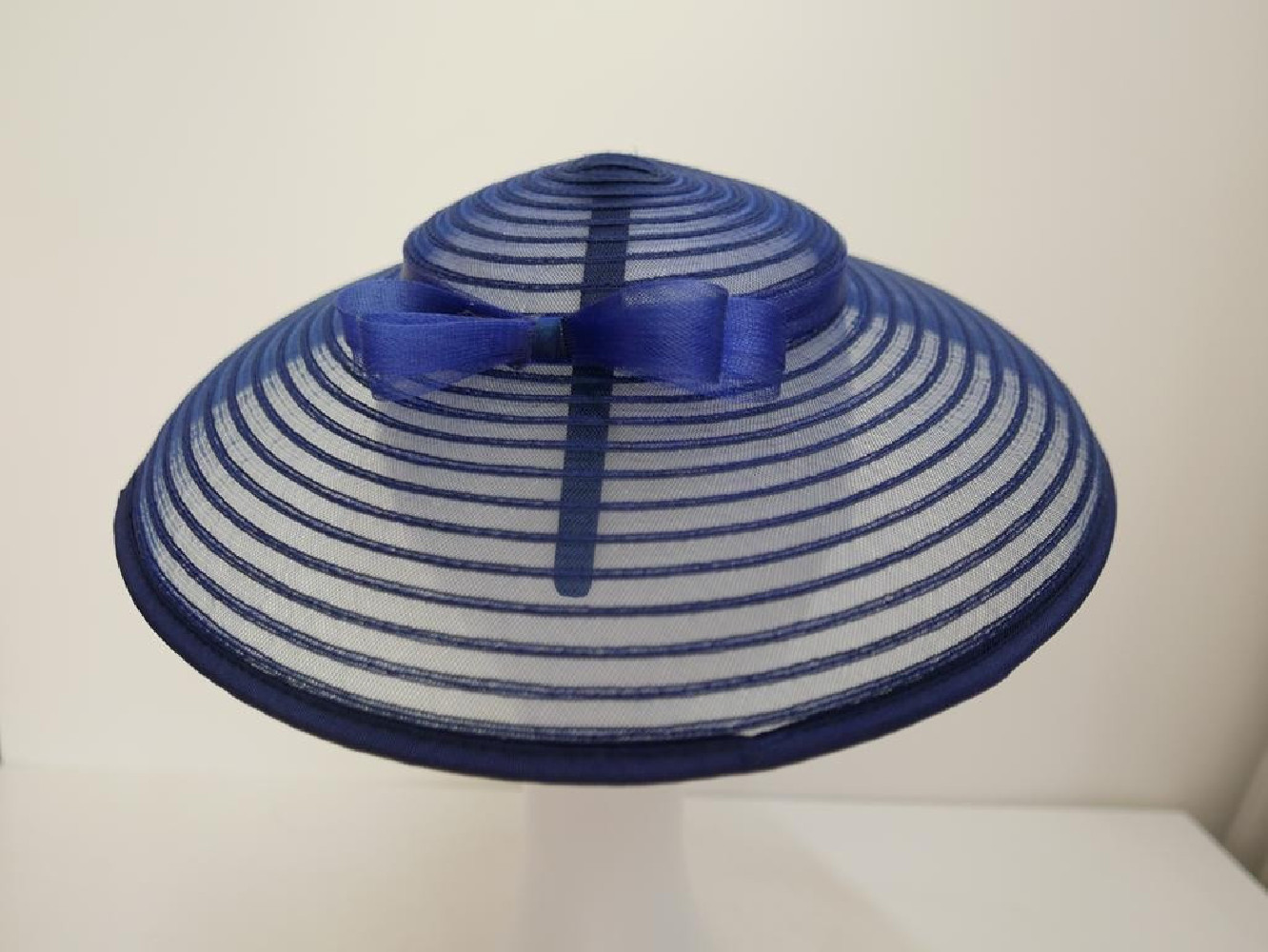 Granatowy kapelusz koktajlowy dysk