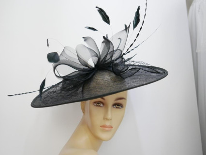 Czarny kapelusz koktajlowy dysk z sinamay z piórami i woalką