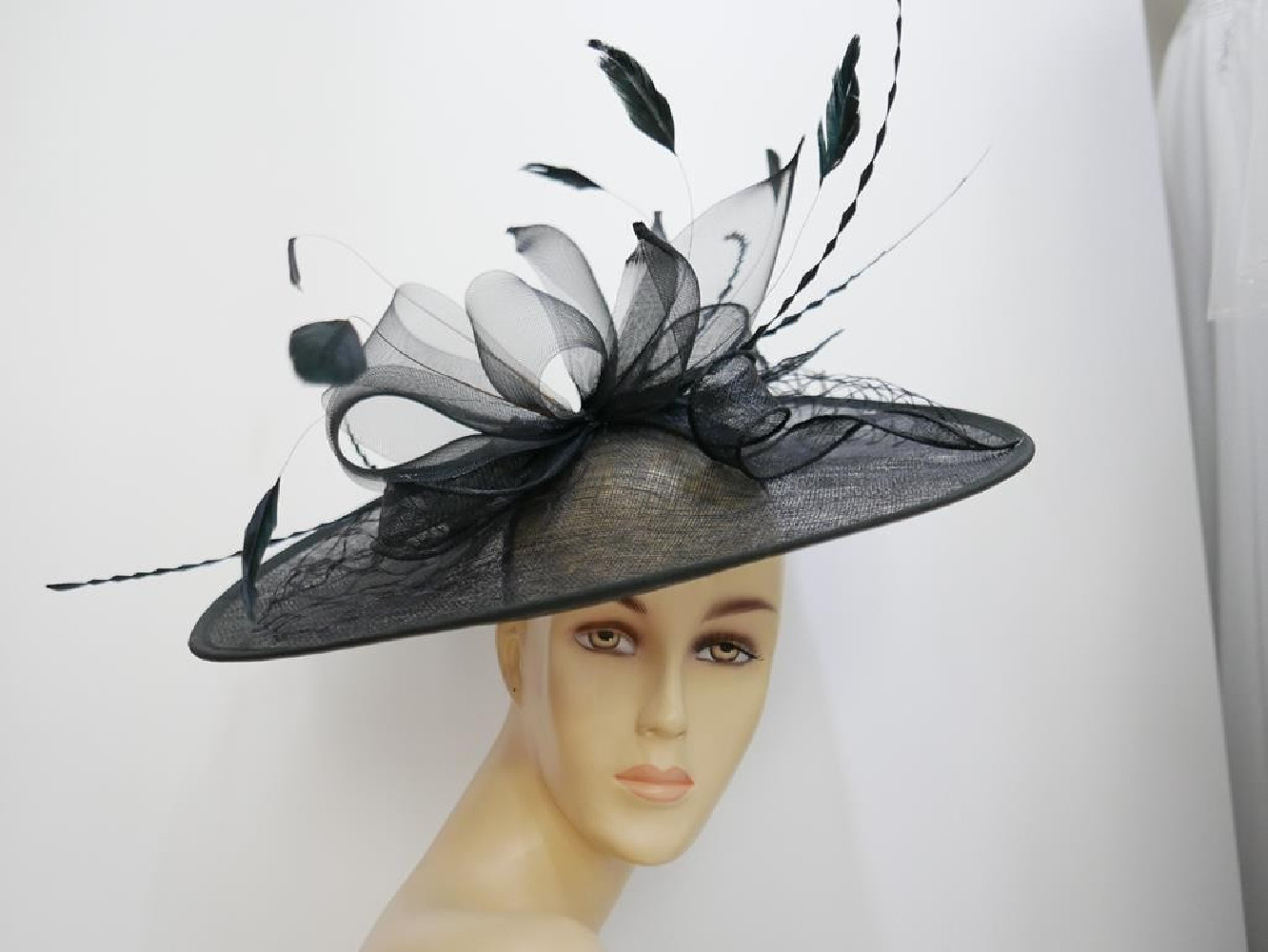 Czarny kapelusz koktajlowy dysk z sinamay z piórami i woalką